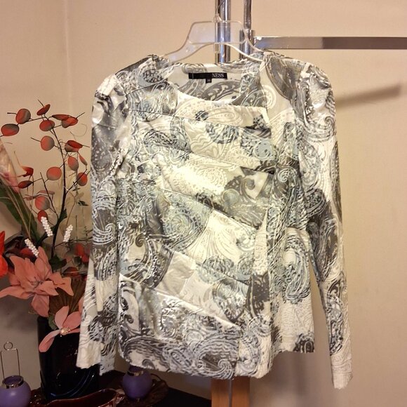 NWOT NESS Women’s Unique Design Well Tailored Light Gray White Printed Jacket 8 - Picture 7 of 10